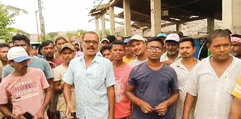 চাঁদমারি ভাগাড়ে বকেয়া বেতনের দাবিতে অস্থায়ী কর্মীদের বিক্ষোভ