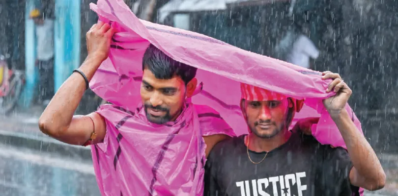 কাল-পরশু দক্ষিণবঙ্গে ঝড়বৃষ্টির পূর্বাভাস শনিবার পর্যন্ত মৎস্যজীবীদের সমুদ্রগমনে নিষেধাজ্ঞা