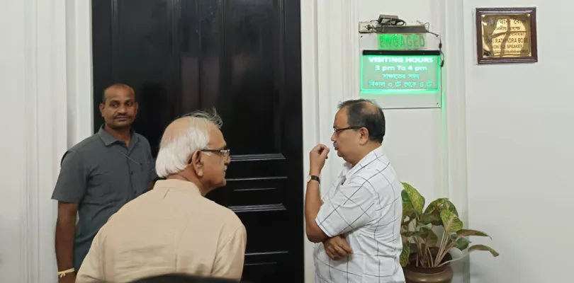ঘরের বাইরে দাঁড়িয়ে অপেক্ষা করেও বিধানসভার স্পিকারের দেখা পেলেন না তৃণমূলের দুই বিধায়ক শোভনদেব চট্টোপাধ্যায় ও কুণাল ঘোষ
