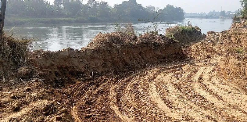 ভাগীরথীর পাড়ের মাটি কেটে সাফ! বন্যার শঙ্কা কেতুগ্রামে