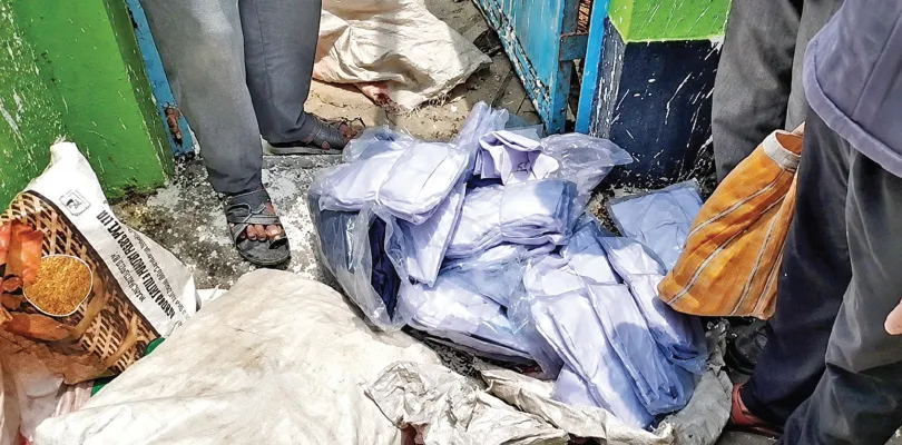 ঘাটালে তৃণমূলের কার্যালয় থেকে বস্তাবন্দি স্কুল ড্রেস উদ্ধার, চাঞ্চল্য