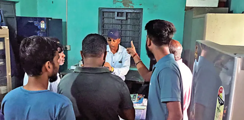 সাড়ে ১১টায় চিকিৎসা কেন্দ্রে এলেন ডাক্তার, দেরির প্রশ্ন উঠতেই চটলেন