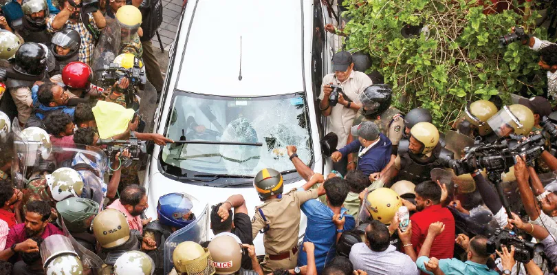 বিজয়নের বাড়িতে ইডি, গাড়ি ভাঙচুর সিপিএমের