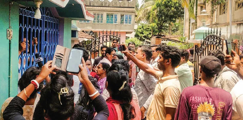 ৯ নম্বর ওয়ার্ডের কাউন্সিলারের বাড়িতে এলাকাবাসীর বিক্ষোভ