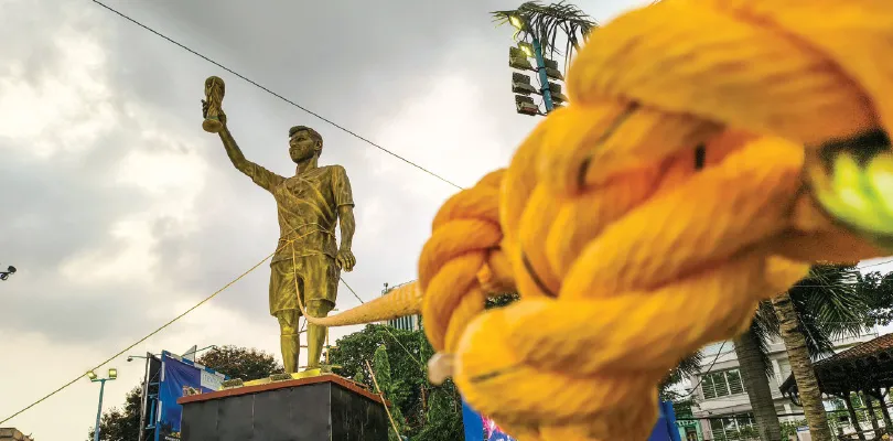 অনুমতি ছাড়াই পূর্তদপ্তরের জায়গায় স্থাপত্য, বড় অঘটন এড়াতে দড়ির বাঁধনে মেসির মূর্তি