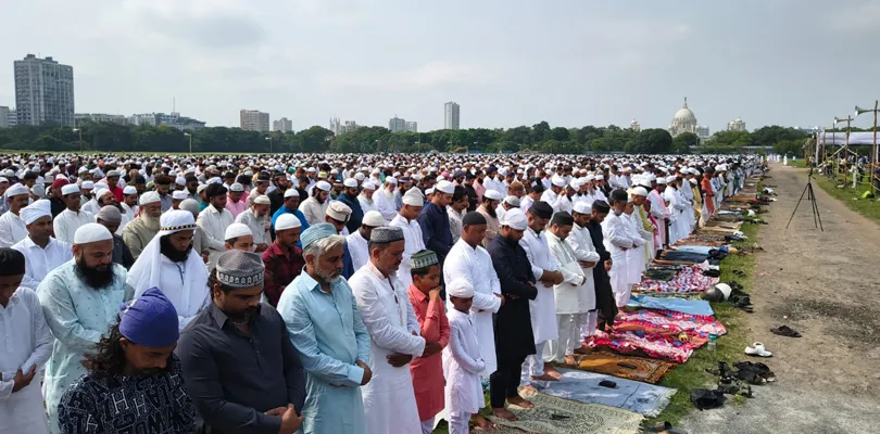 কলকাতার ব্রিগেড প্যারেড গ্রাউন্ডে ঈদের নামাজে উপস্থিত ধর্মপ্রাণ মুসলিমরা (ছবি: সায়ন চক্রবর্তী)