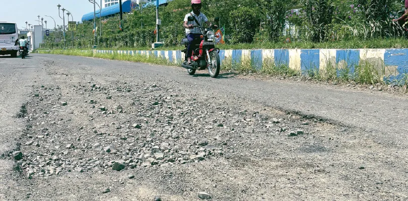 সার্ভিস রোডসহ বহু রাস্তাই  বেহাল, দুর্ভোগ স্মার্টসিটিতে