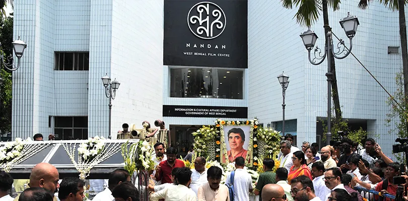 শেষযাত্রায় অনীক