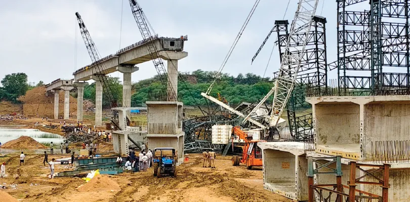 ঝড়ে ভাঙল নির্মীয়মাণ সেতু, মৃত ৬