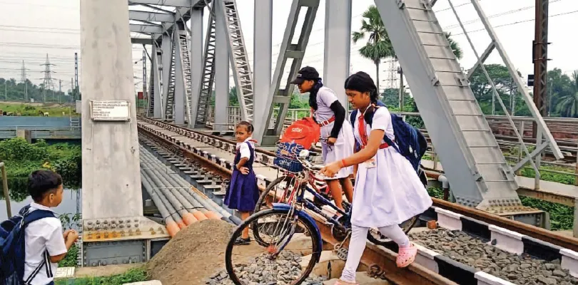 রাস্তা নেই, রেল ব্রিজই ভরসা, ঝুঁকি নিয়েই যাতায়াত পড়ুয়াদের