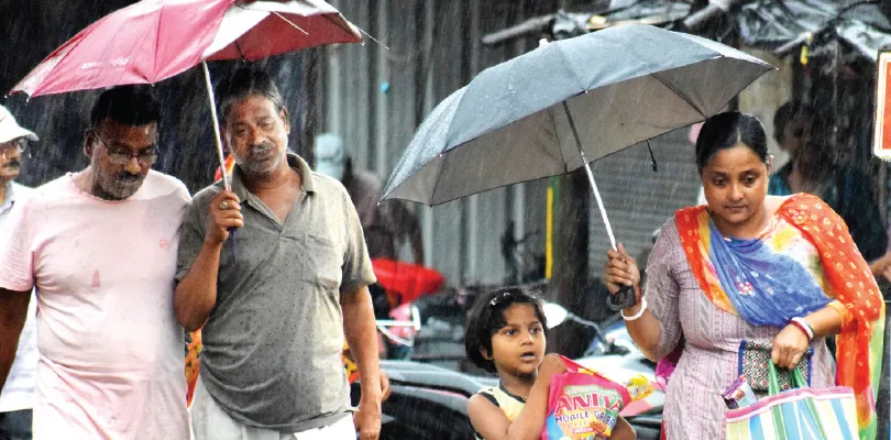 পুরুলিয়া: ঘণ্টাখানেকের বৃষ্টিতে বাড়িতে ঢুকল জল, দুর্ভোগে বাসিন্দারা