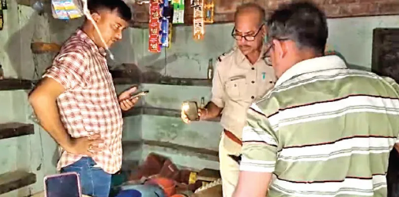পঞ্চায়েত সদস্যার দোকান থেকে গুচ্ছের আধার-প্যান কার্ড উদ্ধার
