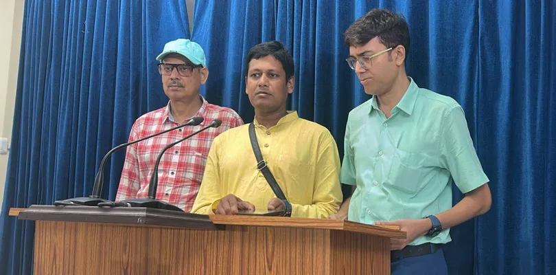 সাংবাদিক বৈঠক করছেন সংগ্রামী যৌথ মঞ্চের ভাস্কর ঘোষ
