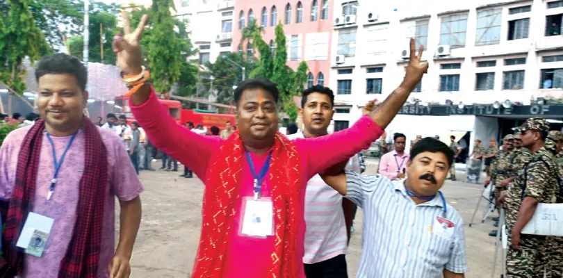 গেরুয়া তিলক পরে তোলাবাজি, থানায় অভিযোগ বিধায়কের