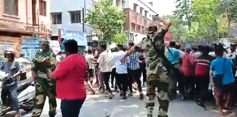 ফুটপাতের একাংশেও পসরা নিয়ে বসতে পারলেন না হকার, মঙ্গলাহাটে উত্তেজনা