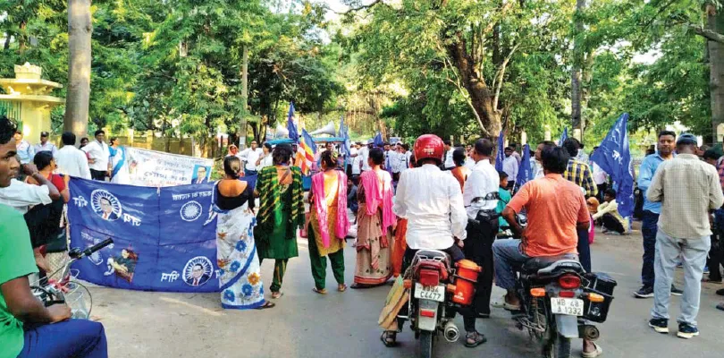 বিশ্বভারতী: পুনর্বাসনের দাবিতে কেন্দ্রীয় কার্যালয়ের সামনে বিক্ষোভ