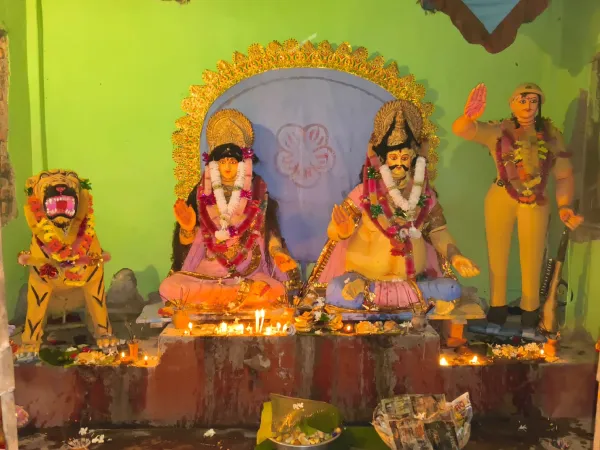 বাঘের হাত থেকে রক্ষা করেছিলেন গ্রামবাসীকে, বৈকুণ্ঠপুরের জঙ্গলে দেবতাজ্ঞানে পুজো পায় উর্দিধারী
