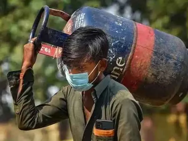 ফের বাড়ল বাণিজ্যিক গ্যাস সিলিন্ডারের দাম