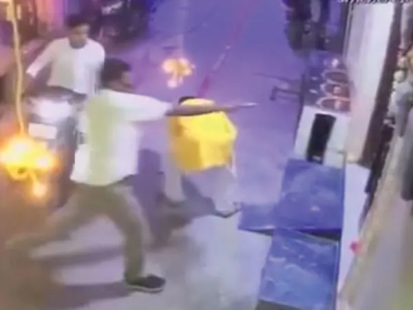 শার্প শ্যুটারকে সুপারি কিশোর আত্মীয়ের, বাজি পোড়ানোর সময় গুলি, দিল্লিতে মৃত কাকা-ভাইপো