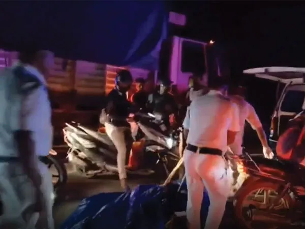 অসমে পথ দুর্ঘটনায় মৃত বাবা ও মেয়ে, &lsquo;মালপত্রে&rsquo;র মতো দেহ টেনে নিয়ে গেল পুলিস