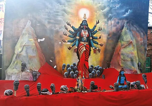 শুক্রবারও মানুষের ঢল মেদিনীপুরের শহর ও গ্রামের পুজো মণ্ডপগুলিতে