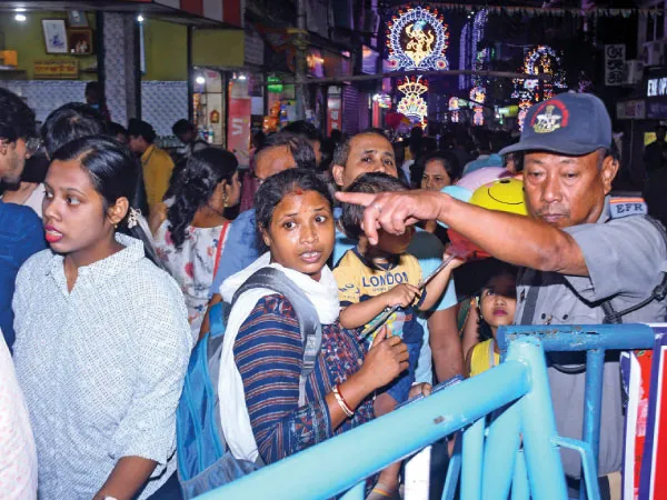 ভিড়ে ভাসল বারাসত, নাকাল পুলিস