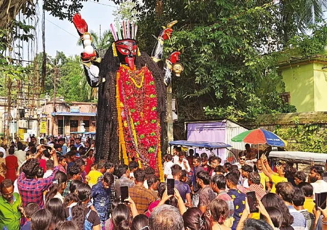 শতাধিক বেহারার কাঁধে আগমেশ্বরী কালীর নিরঞ্জন