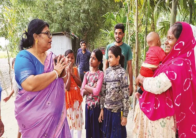 তৃণমূল প্রার্থীকে কাছে পেয়ে আপ্লুত সীমান্তের বাসিন্দারা