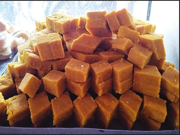 কান্দিতে ভাইফোঁটার বাজারে ব্যাপক চাহিদা মন্থল মিষ্টির