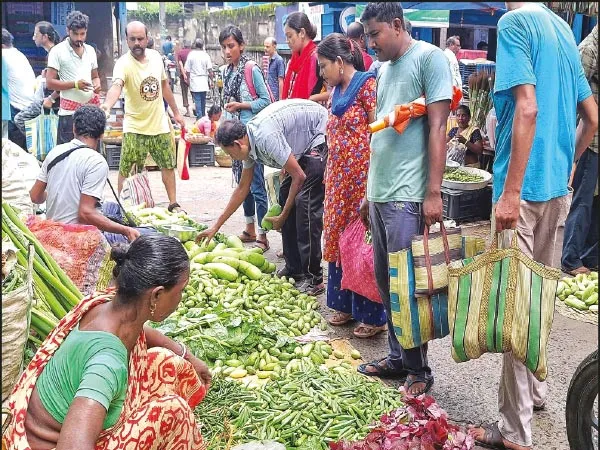 ভাইফোঁটায় সব্জি, মাছ-মাংস দামি, পকেটে টান মধ্যবিত্তের