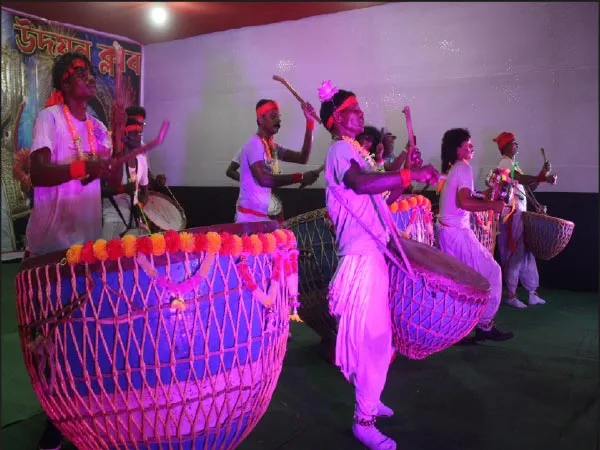 জলপাইগুড়িতেই রাজস্থানের গ্রামীণ জীবন, ধামসা-মাদলের তালে শহর মাতাচ্ছেন আদিবাসীরা