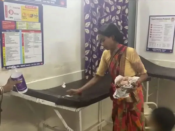 মৃত স্বামীর রক্তামাখা বেড মুছে দিতে হল অন্তঃসত্ত্বা মহিলাকে,&nbsp;বিতর্কে বিজেপি শাসিত মধ&zwnj;্যপ্রদেশের স্বাস্থ্যকেন্দ্র