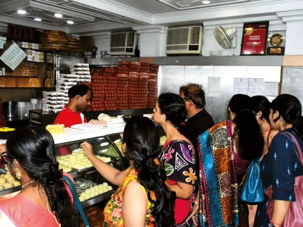 &lsquo;ছবি ভালো হলে অনেক লাইক&rsquo; সুন্দর দেখতে মিষ্টি চাই ভাইফোঁটায়