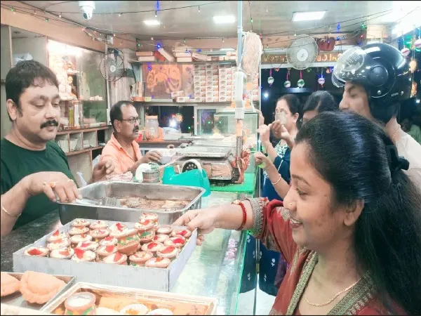 আজ ভাইফোঁটা, রকমারি মিষ্টি কিনতে ভিড় দোকানে দোকানে