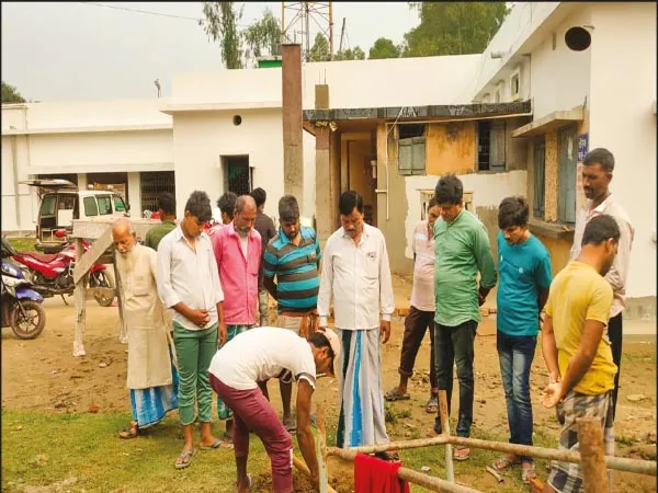 নিম্নমানের সামগ্রী, কাজ বন্ধ করলেন বাসিন্দারা