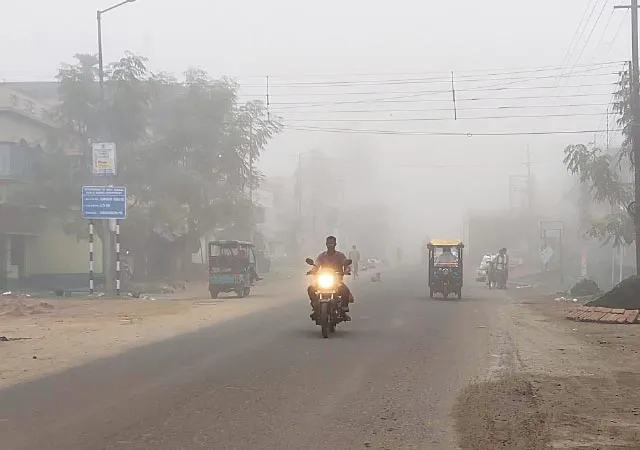 সকালে ঘন কুয়াশায় কমল দৃশ্যমানতা, বেলা বাড়তেই গরম