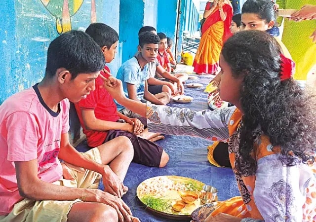 রাজ্যের একমাত্র মূক ও বধির হোমে দিদিদের ফোঁটা পেয়ে আপ্লুত ভাইরা