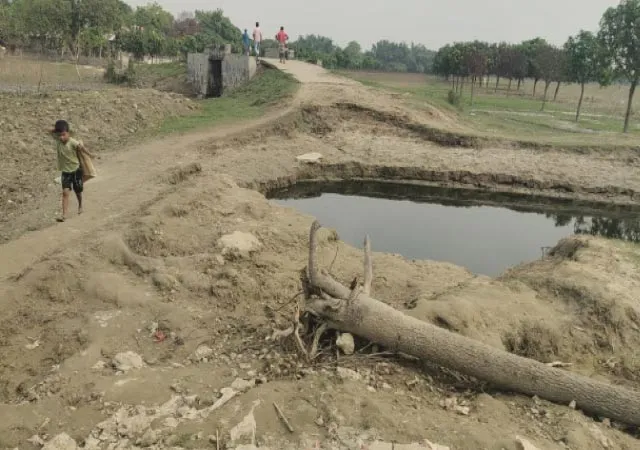 ভেঙেছে একাধিক রাস্তা, বন্যার জল নামলেও বেহাল যোগাযোগ ব্যবস্থা
