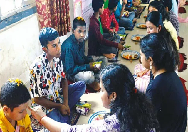 সম্প্রীতির ভাইফোঁটা, হোমে পাকিস্তানি কিশোরকে ফোঁটা দিল ভারতীয় কিশোরী