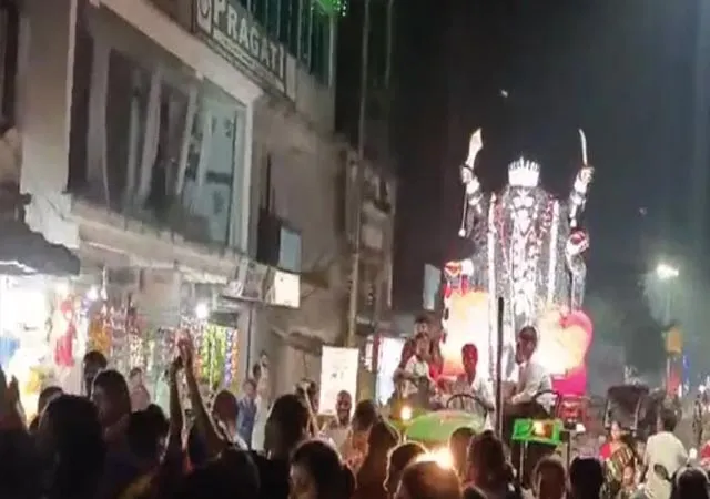 কুলকুচি করে মদ মহিলার গায়ে, প্রতিবাদী দম্পতিকে বেধড়ক মার