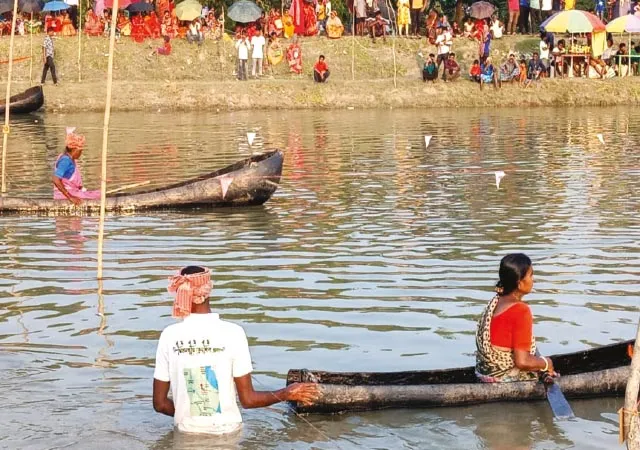 জলে-ডাঙায় লড়াইয়ের ফাঁকে সুন্দরবনে মাকরি নদীতে ডিঙি &lsquo;বাইচ&rsquo; প্রতিযোগিতা