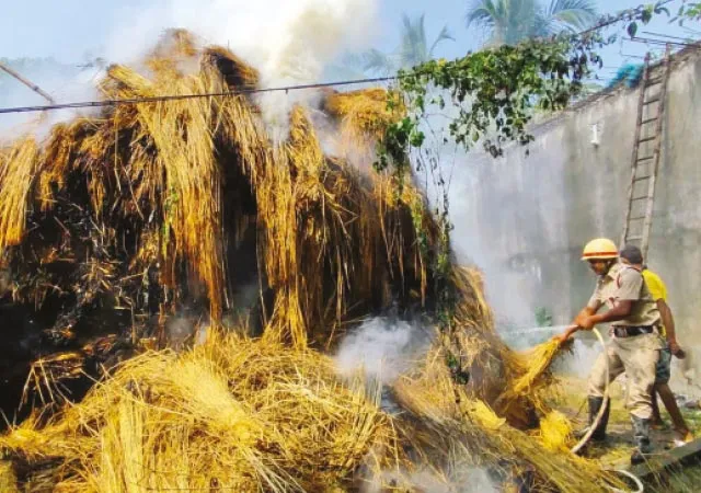 ঘিঞ্জি এলাকায় খড়ের গাদায় আগুন কাকদ্বীপে, রক্ষা পেল বহু পরিবার