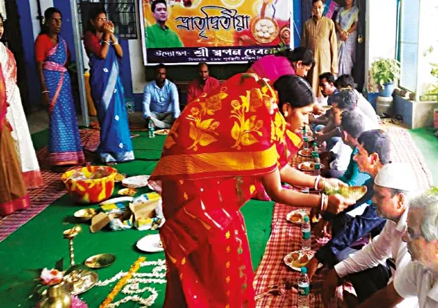 পূর্বস্থলীতে মন্ত্রীর উদ্যোগে সম্প্রীতির ভাইফোঁটায় মাতলেন হিন্দু-মুসলিমরা