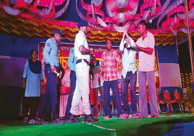 মাদকের বিরুদ্ধে নাটক মঞ্চস্থ করলেন পুলিস ও সিভিকরা