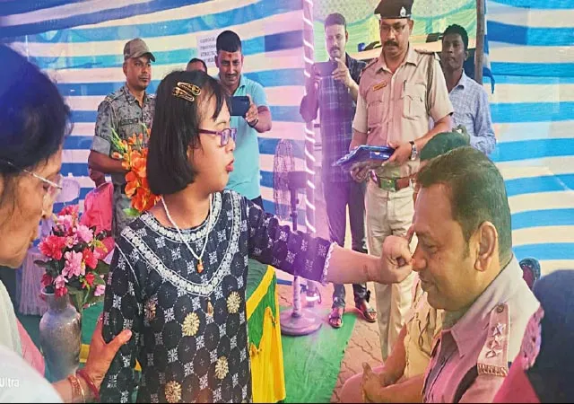 দাঁতনে পুলিসকে ভাইফোঁটা বিশেষ চাহিদাসম্পন্ন মেয়েদের