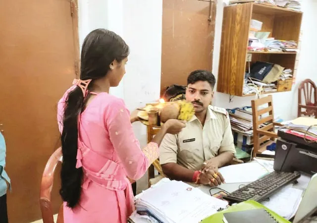 পুলিস ও বিএসএফ কর্মীদের কপালে ফোঁটা দিল মুর্শিদাবাদের কচিকাঁচারা