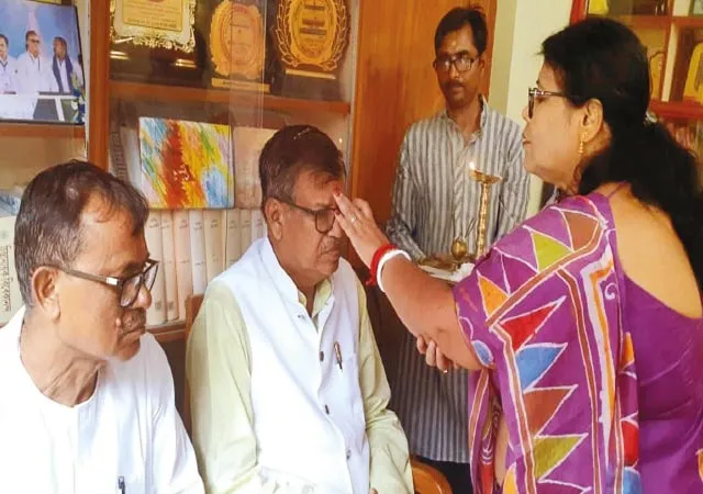 জেলা, স্থানীয় নেতা-কর্মীদের ভাইফোঁটা দিলেন সিতাইয়ের তৃণমূল প্রার্থী সঙ্গীতা
