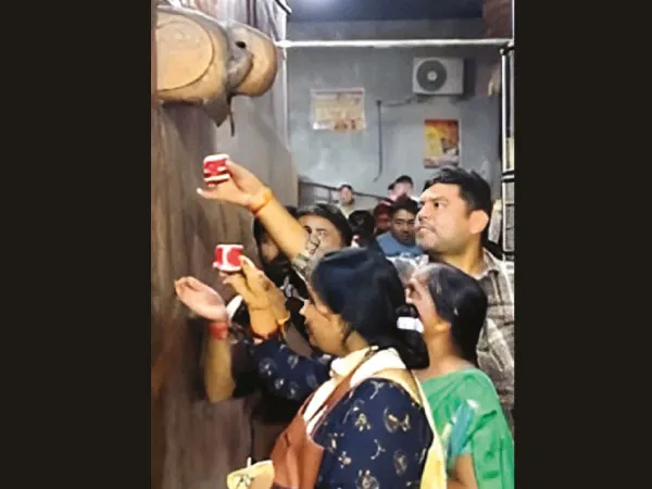 চরণামৃত ভেবে এসি&rsquo;র জল পান! তাজ্জব ঘটনা বাঁকেবিহারী মন্দিরে