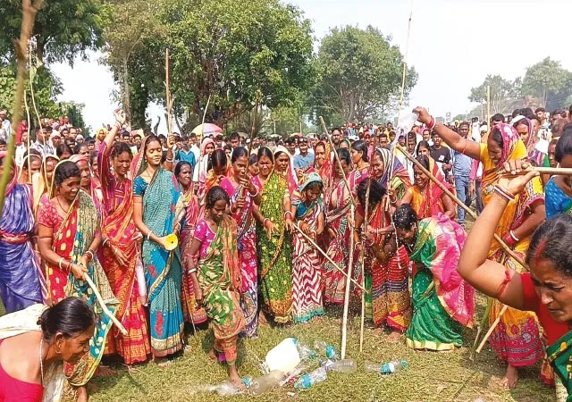 মেলায় দেদার মদ বিক্রি, নির্বিকার প্রশাসন বন্ধ করতে অভিযানে প্রমীলা বাহিনী, ভাঙচুর&nbsp;