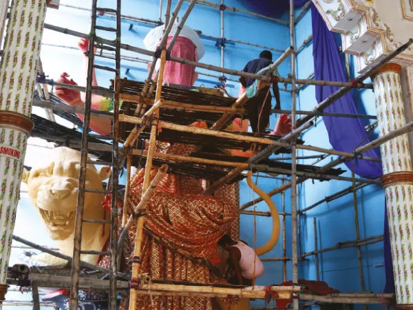 পুরনো পুজো ঘিরে সাজ সাজ রব, সুদৃশ্য মণ্ডপ-তোরণের সাজে তৈরি চন্দননগর